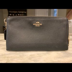 Women’s coach clutch